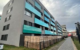 White Pearl Studio With Parking In Holesovice